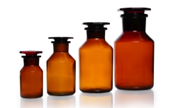 Steilbrust-Weithalsstandflaschen, Kalk-Natron-Glas, Braunglas