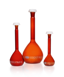 Messkolben DURAN<sup>®</sup>, Braunglas, Klasse A, weiß graduiert, inkl. Einzelzertifikat