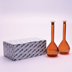 Messkolben, Borosilikatglas 3.3, Klasse A, mit PE Stopfen, beschichtet, braun